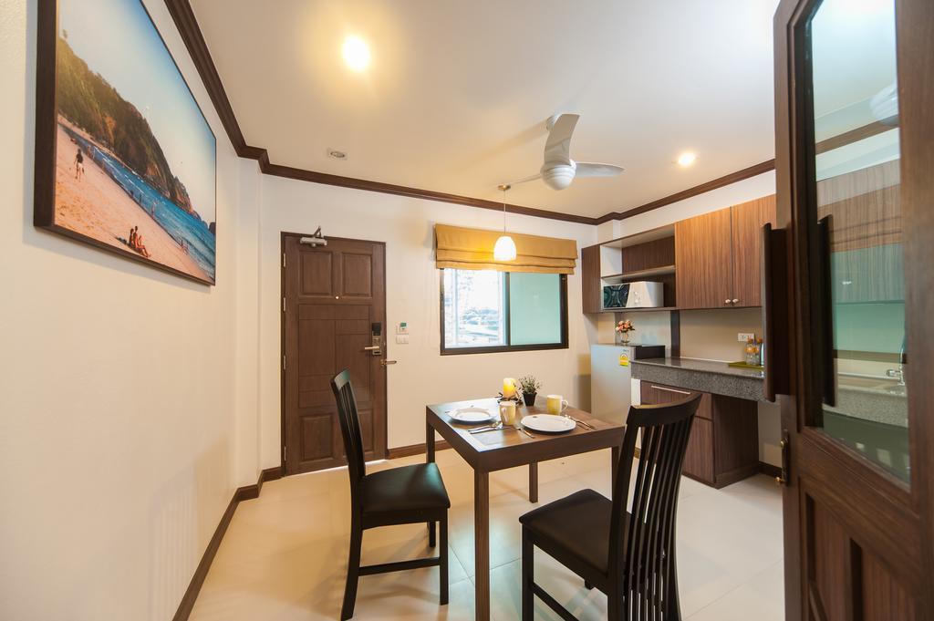 Ratana Hill Patong Aparthotel Quarto foto