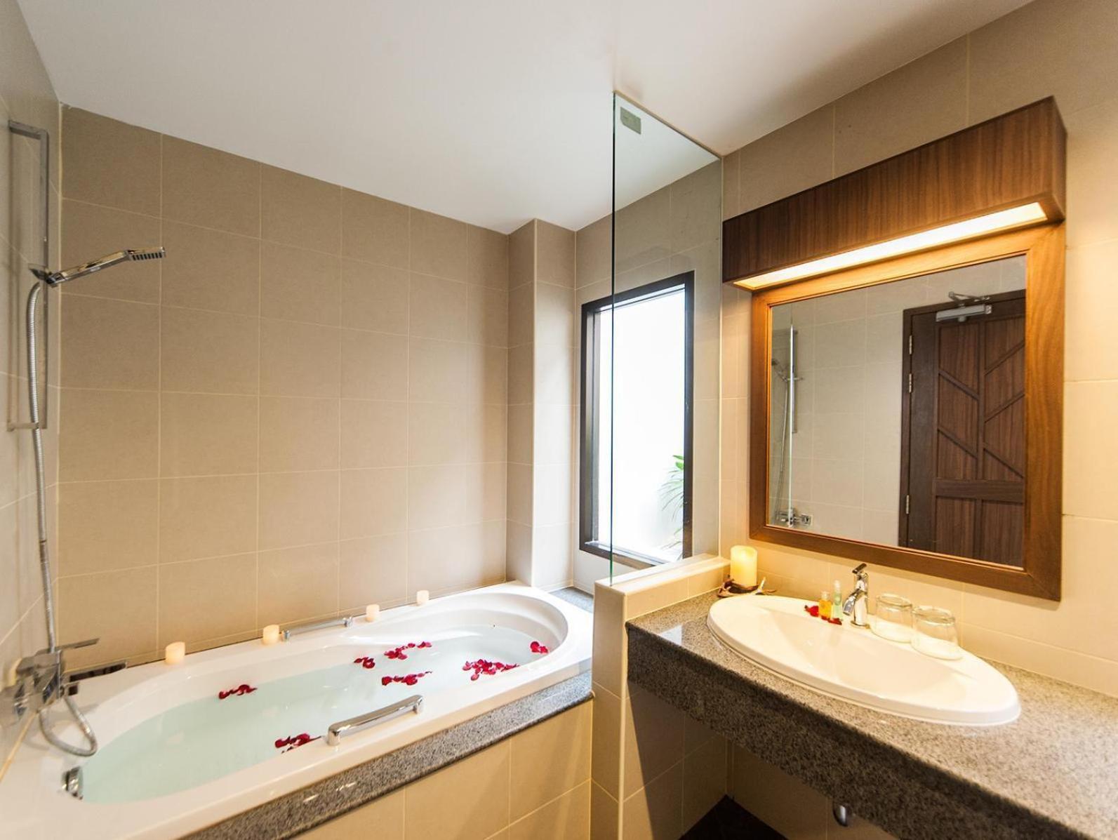 Ratana Hill Patong Aparthotel Exterior foto